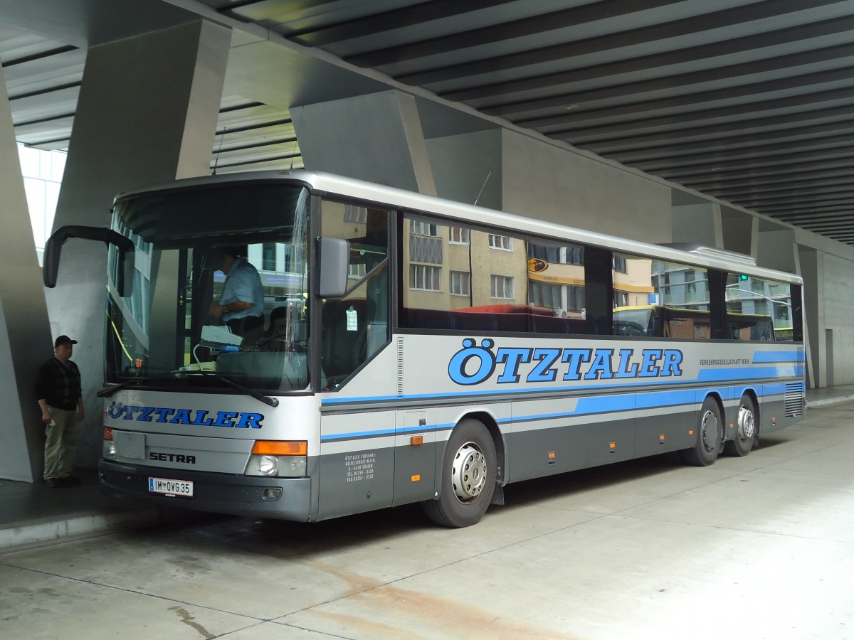 (128'629) - �VG S�lden - IM OVG 35 - Setra am 11. August 2010 beim Bahnhof Innsbruck
