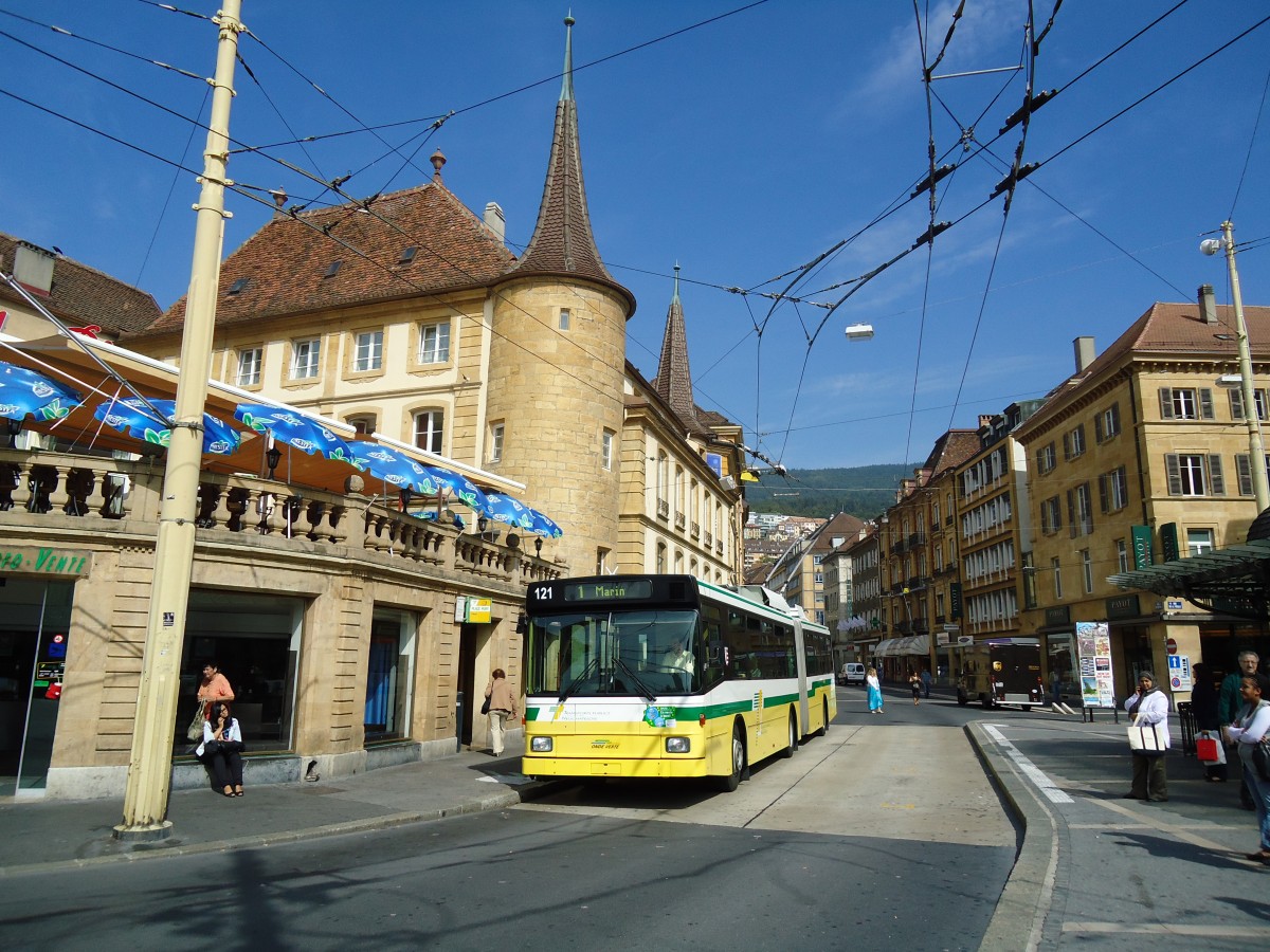 (129'548) - TN Neuch�tel - Nr. 121 - NAW/Hess Gelenktrolleybus am 6. September 2010 in Neuch�tel, Place Pury