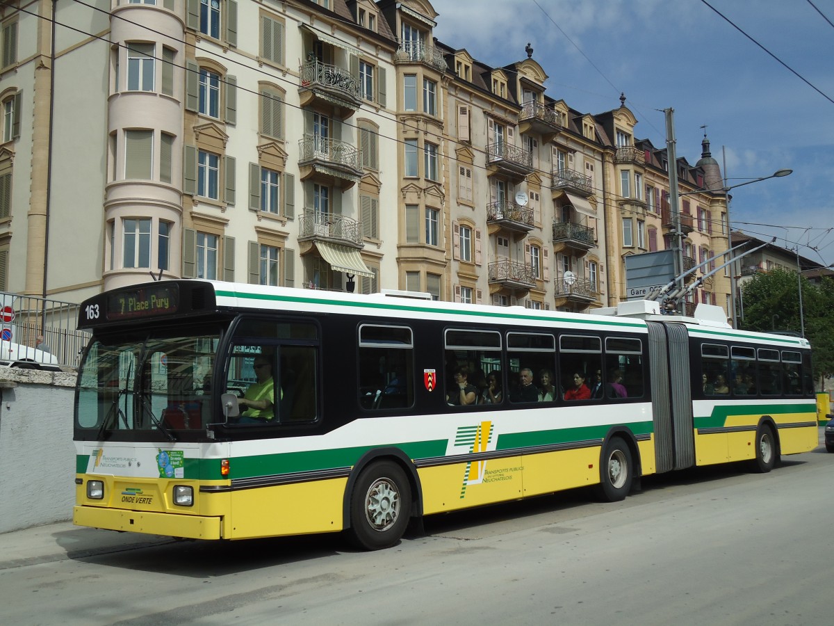 (129'586) - TN Neuch�tel - Nr. 163 - FBW/Hess Gelenktrolleybus am 6. September 2010 beim Bahnhof Neuch�tel