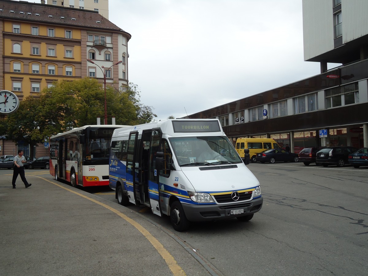 (130'193) - MobiCit�, La Chaux-de-Fonds - Nr. 23/NE 113'823 - Mercedes am 4. Oktober 2010 beim Bahnhof La Chaux-de-Fonds