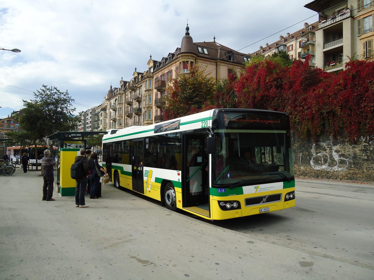 (130'203) - TN Neuch�tel - Nr. 220/NE 99'220 - Volvo am 4. Oktober 2010 beim Bahnhof Neuch�tel