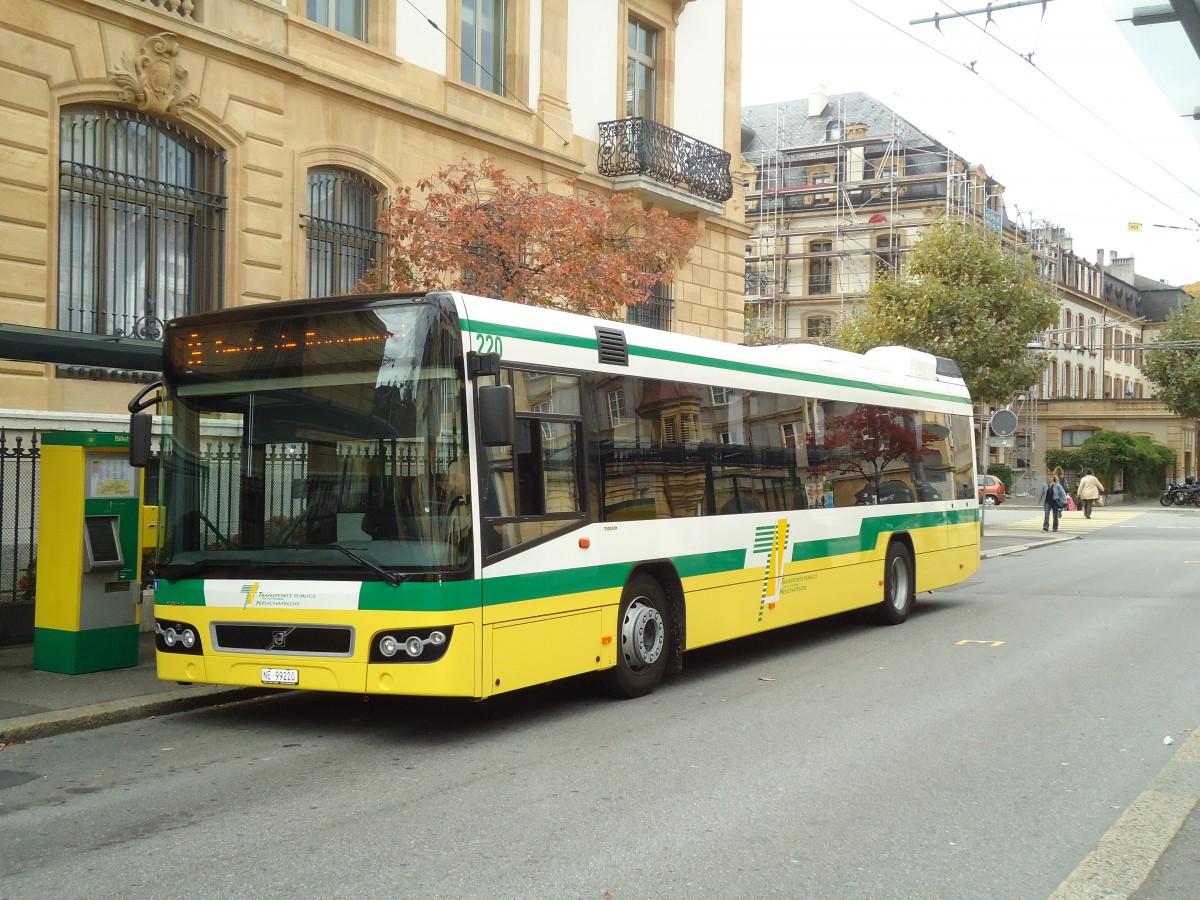 (130'214) - TN Neuch�tel - Nr. 220/NE 99'220 - Volvo am 4. Oktober 2010 in Neuch�tel, Place Pury