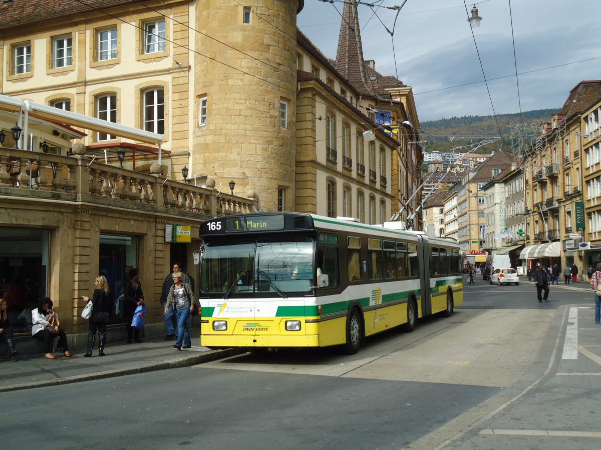 (130'224) - TN Neuch�tel - Nr. 165 - FBW/Hess Gelenktrolleybus am 4. Oktober 2010 in Neuch�tel, Place Pury