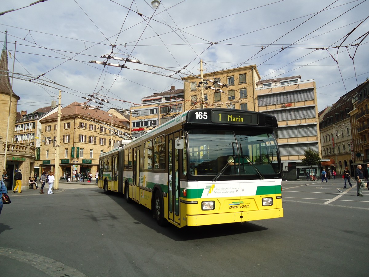 (130'225) - TN Neuch�tel - Nr. 165 - FBW/Hess Gelenktrolleybus am 4. Oktober 2010 in Neuch�tel, Place Pury
