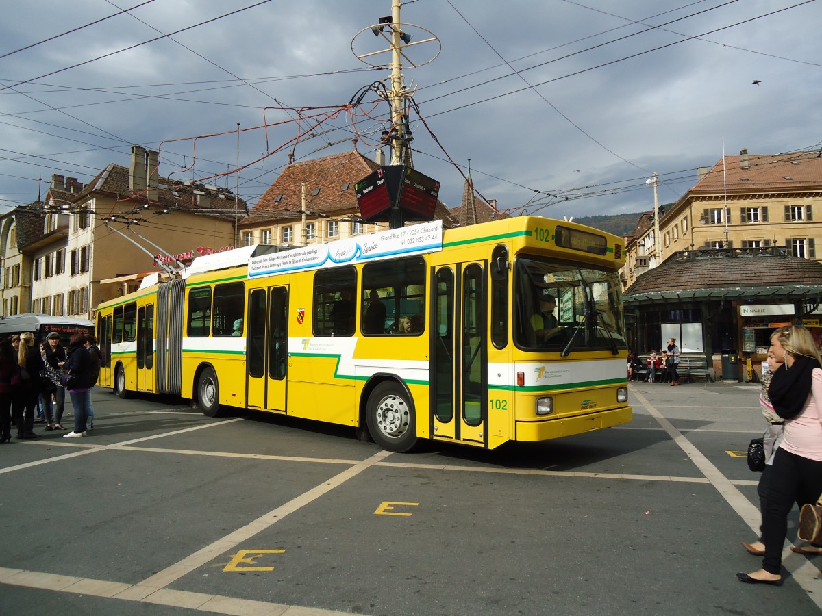 (130'226) - TN Neuch�tel - Nr. 102 - NAW/Hess Gelenktrolleybus am 4. Oktober 2010 in Neuch�tel, Place Pury