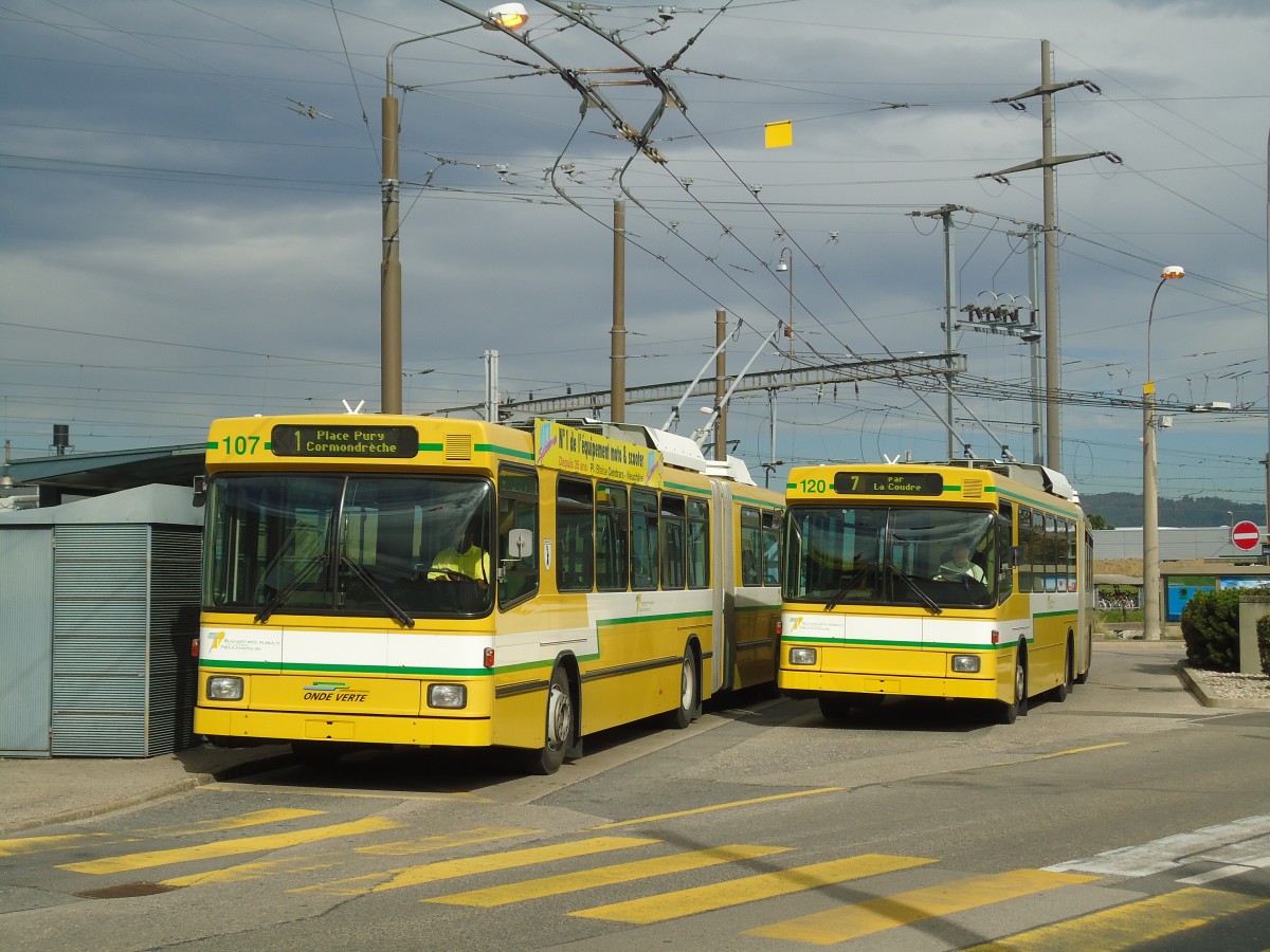 (130'235) - TN Neuch�tel - Nr. 107 + Nr. 120 - NAW/Hess Gelenktrolleybusse am 4. Oktober 2010 beim Bahnhof Marin