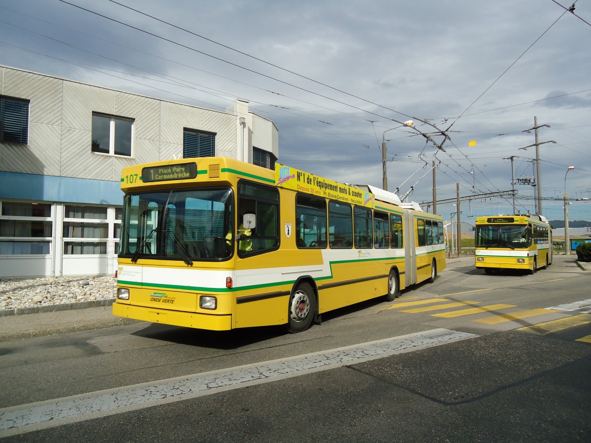 (130'236) - TN Neuch�tel - Nr. 107 - NAW/Hess Gelenktrolleybus am 4. Oktober 2010 beim Bahnhof Marin
