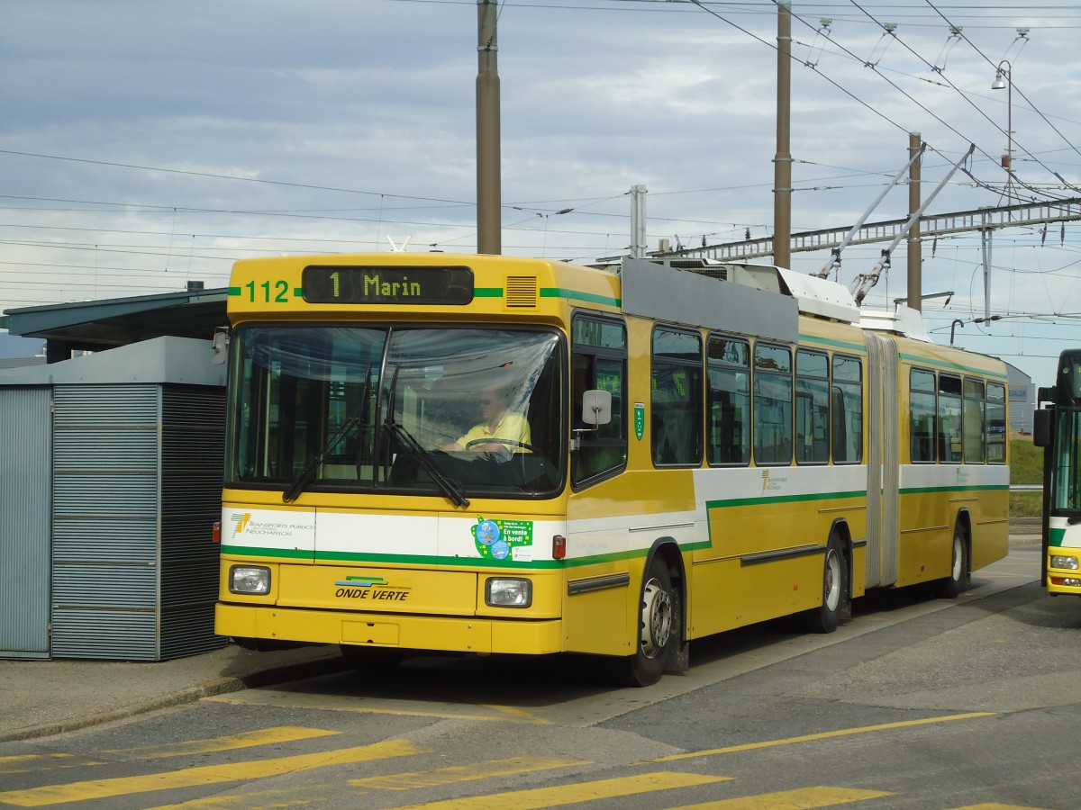 (130'247) - TN Neuch�tel - Nr. 112 - NAW/Hess Gelenktrolleybus am 4. Oktober 2010 beim Bahnhof Marin