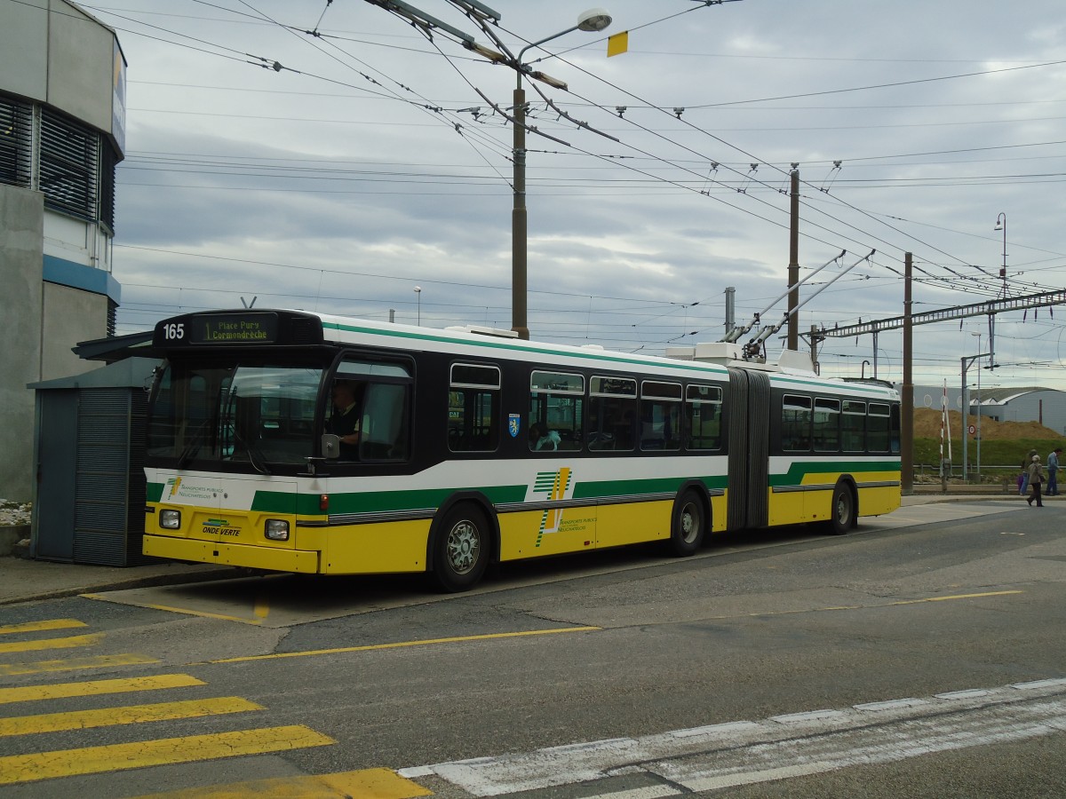 (130'260) - TN Neuch�tel - Nr. 260 - FBW/Hess Gelenktrolleybus am 4. Oktober 2010 beim Bahnhof Marin