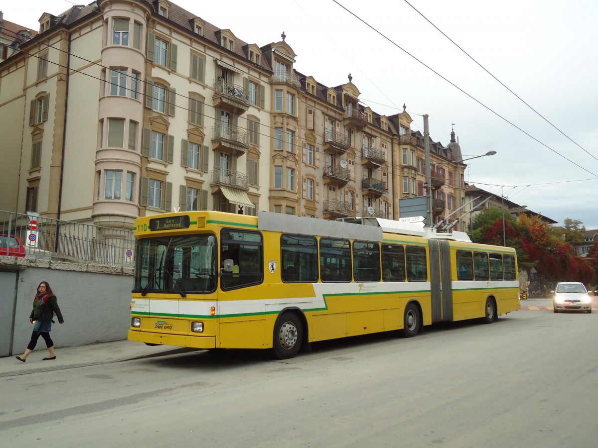 (130'264) - TN Neuch�tel - Nr. 110 - NAW/Hess Gelenktrolleybus am 4. Oktober 2010 beim Bahnhof Neuch�tel