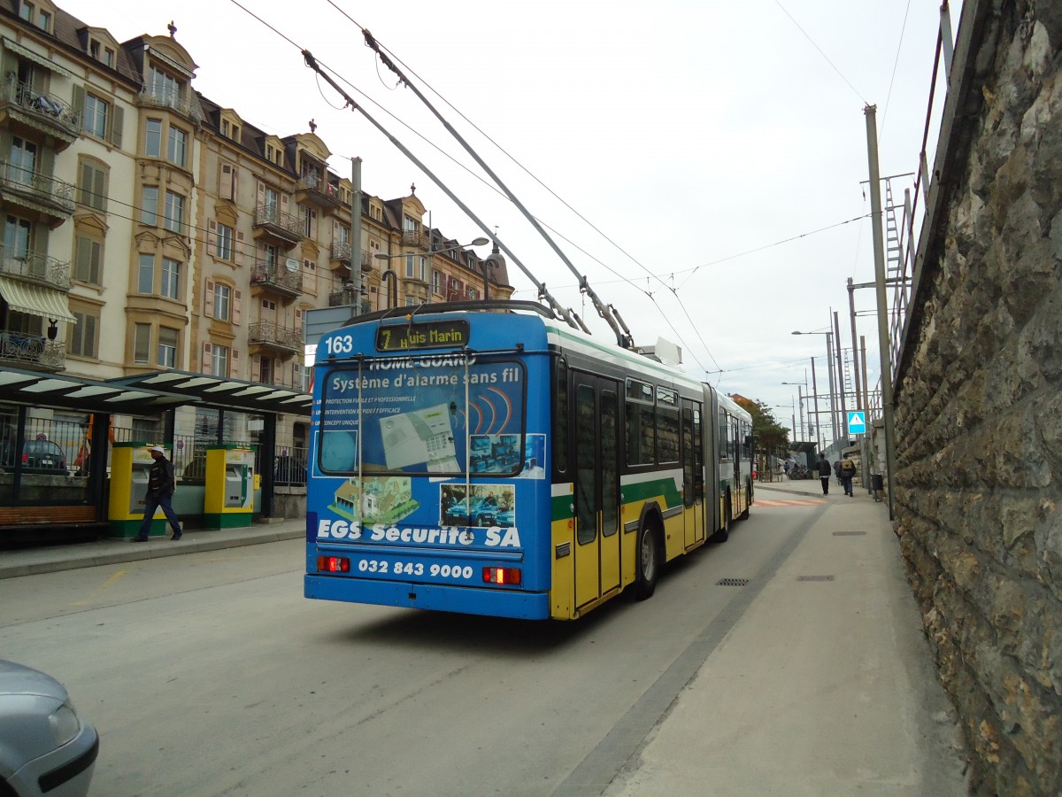 (130'266) - TN Neuch�tel - Nr. 163 - FBW/Hess Gelenktrolleybus am 4. Oktober 2010 beim Bahnhof Neuch�tel
