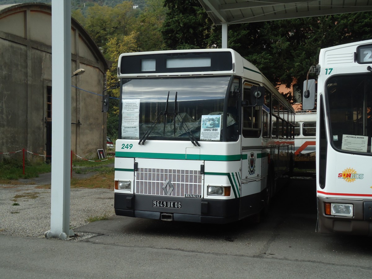 (130'708) - Mus�e Bus, Breil-sur-Roya - Nr. 249/9649 UK 06 - Renault am 16. Oktober 2010 in Breil-sur-Roya, Museum