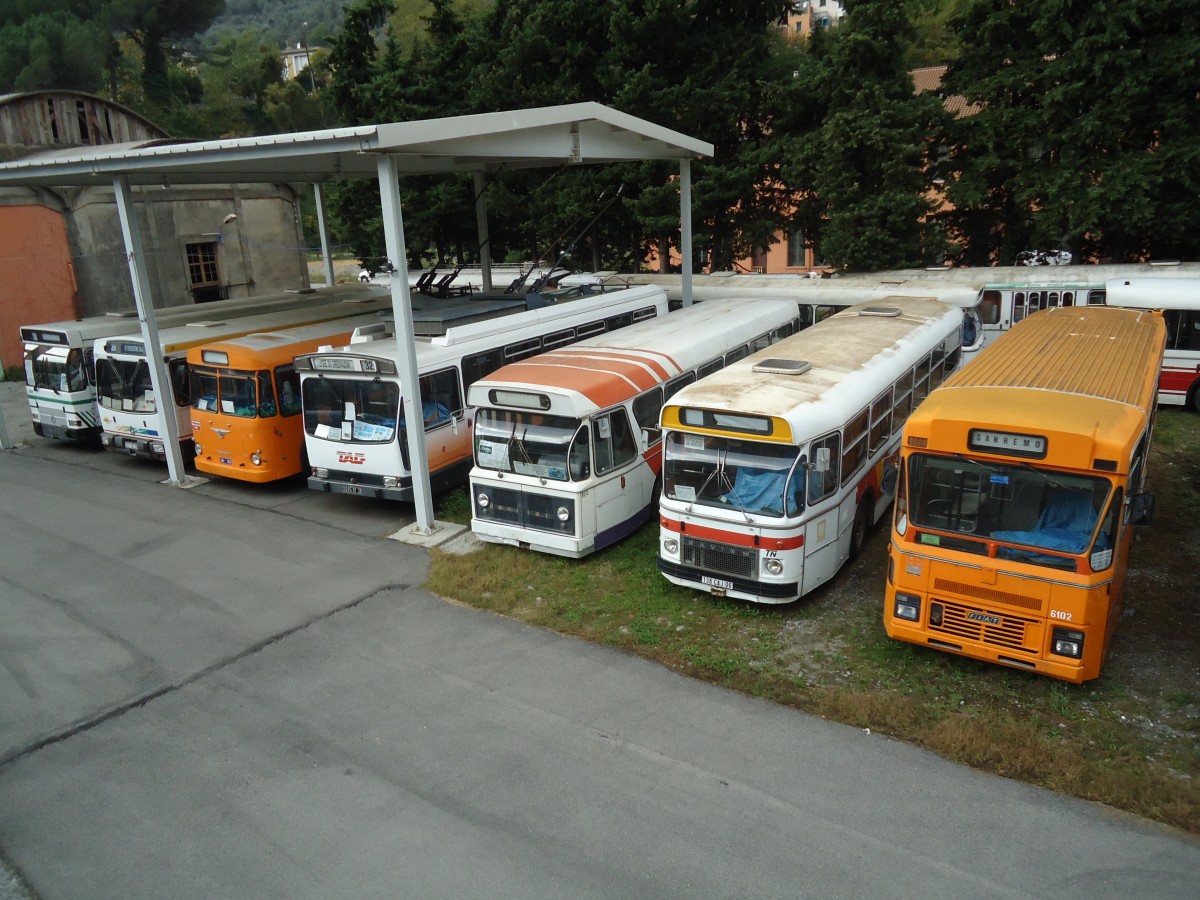 (130'724) - Mus�e Bus, Breil-sur-Roya - Nr. 32 - Berliet + Nr. 86/138 CAJ 06 - Saviem + aus Italien: RT Imperia - Nr. 6102 - Fiat am 16. Oktober 2010 in Breil-sur-Roya, Museum