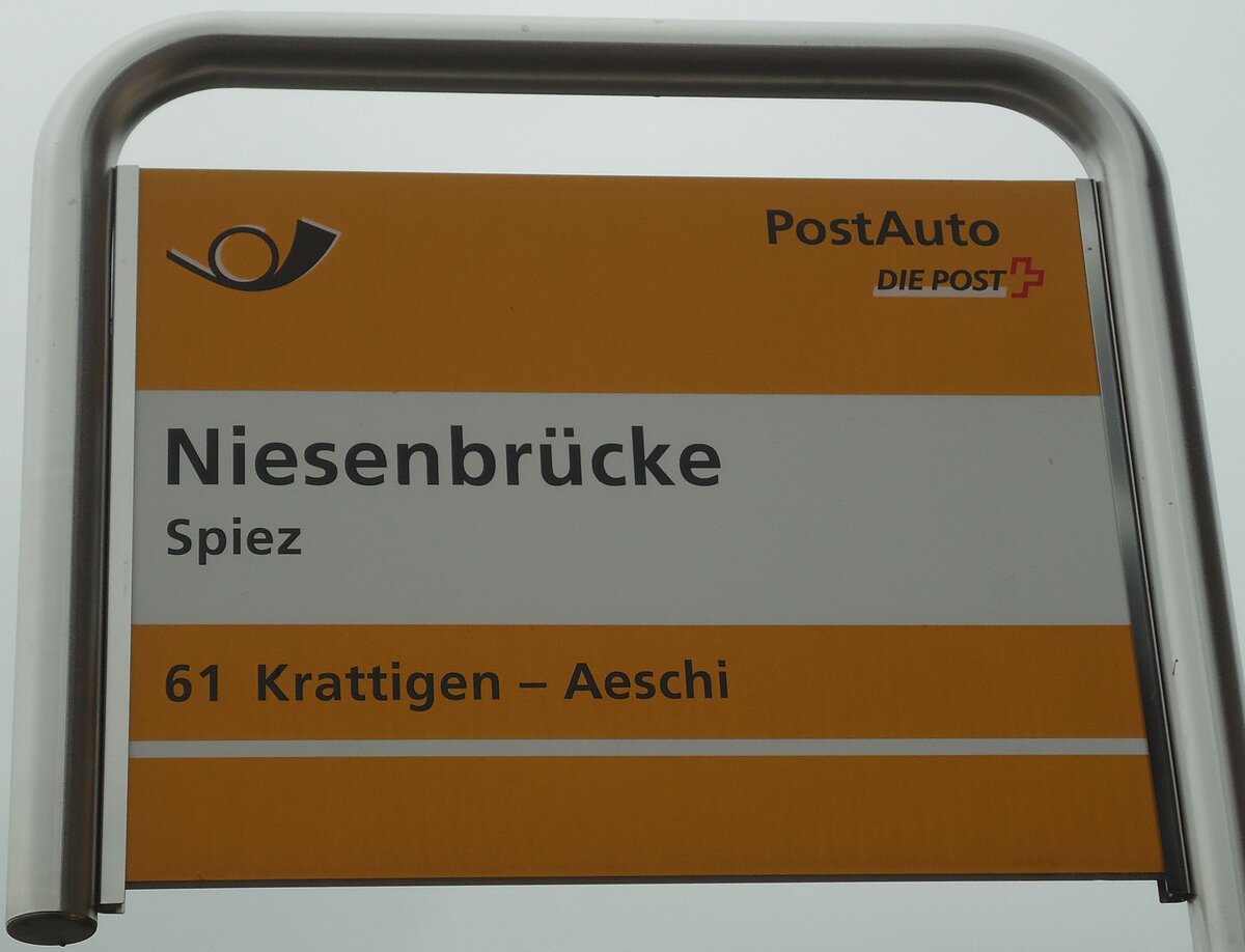 (131'008) - PostAuto-Haltestellenschild - Spiez, Niesenbr�cke - am 15. November 2010