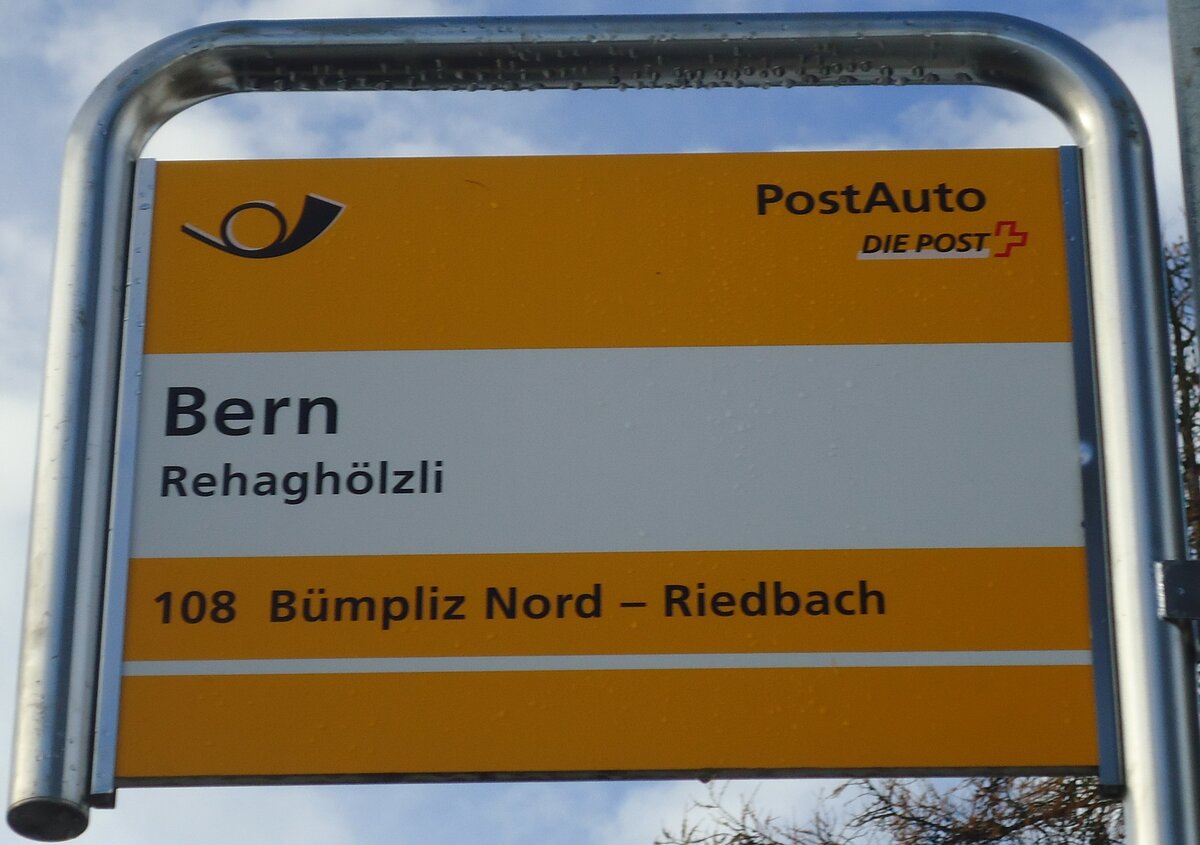 (131'314) - PostAuto-Haltestellenschild - Bern, Rehagh�lzli - am 7. Dezember 2010