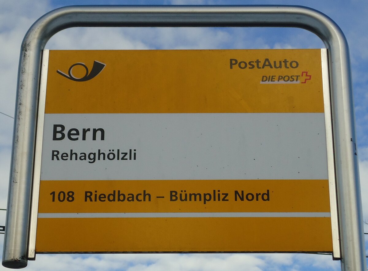 (131'315) - PostAuto-Haltestellenschild - Brn, Rehagh�lzli - am 7. Dezember 2010