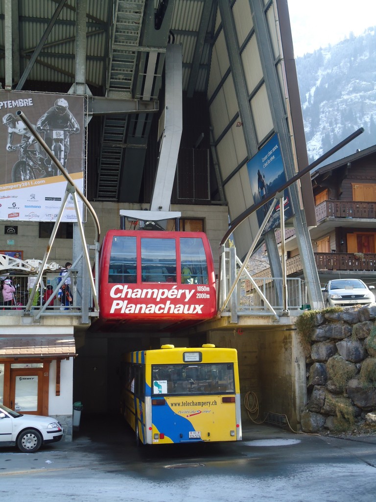 (132'392) - TPC Aigle - VS 324'574 - MAN (ex ASm Langenthal) am 22. Januar 2011 beim Bahnhof Champ�ry