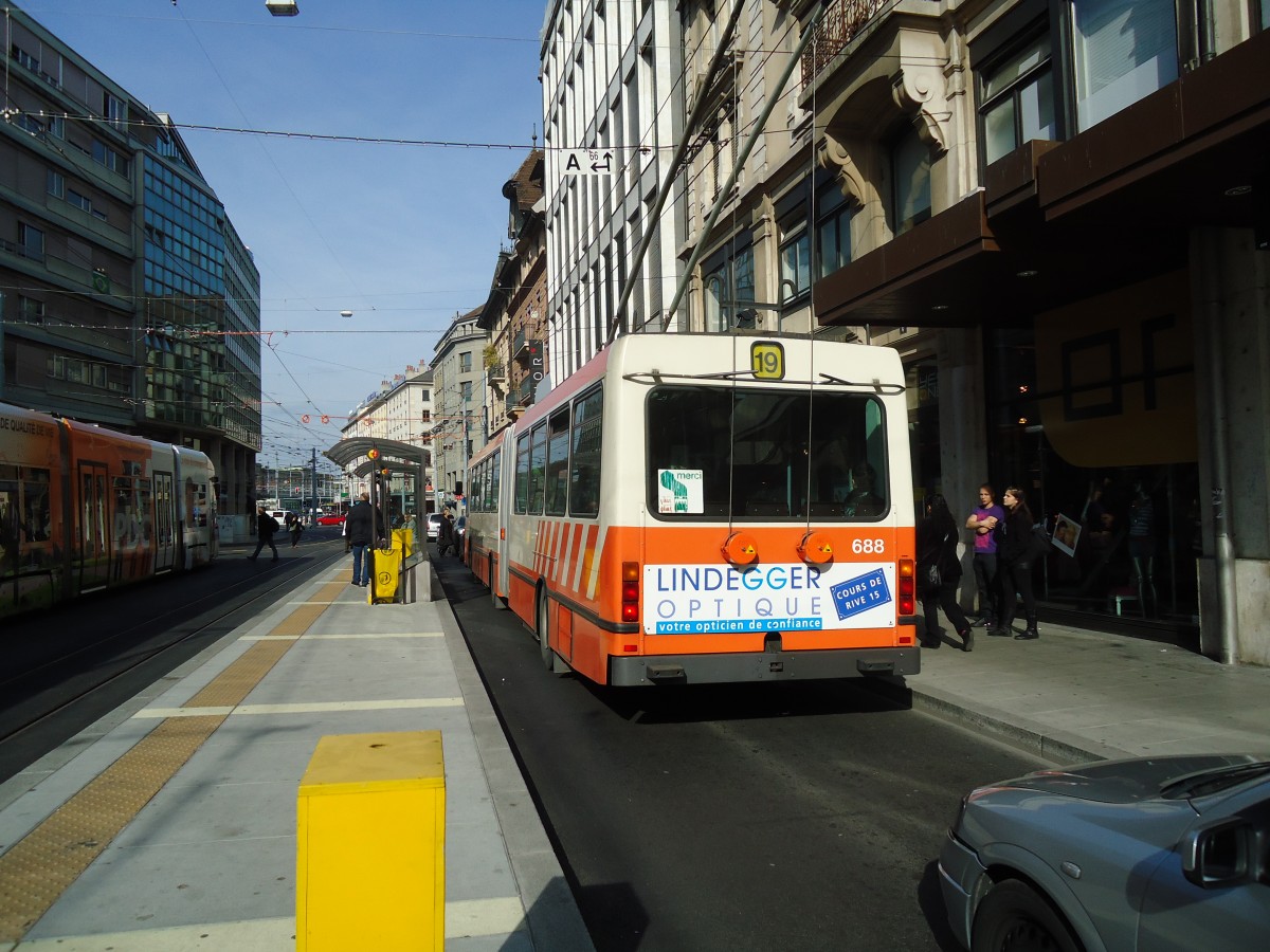 (132'930) - TPG Gen�ve - Nr. 688 - NAW/Hess Gelenktrolleybus am 10. M�rz 2011 in Gen�ve, Coutance