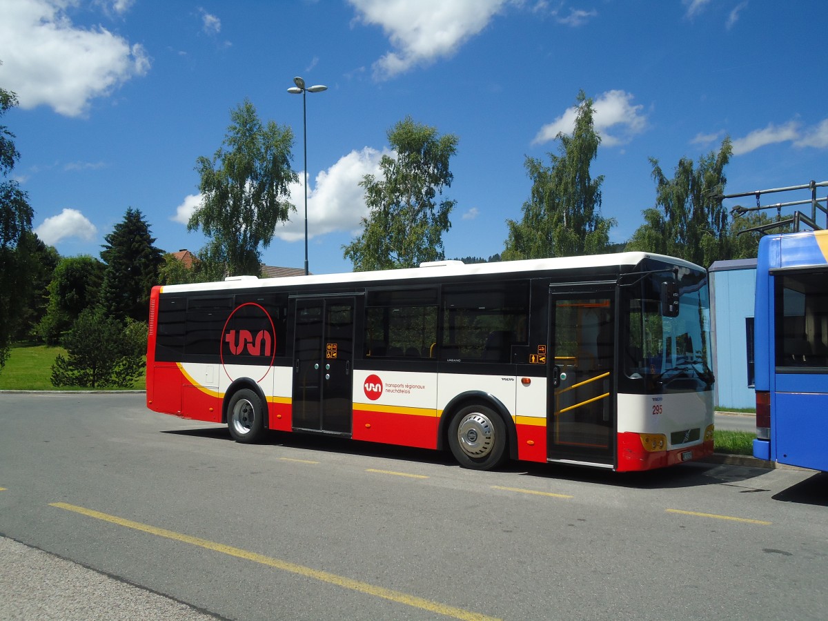(134'997) - VR La Chaux-de-Fonds - Nr. 295/NE 113'295 - Volvo/Alfabuz am 11. Juli 2011 in La Chaux-de-Fonds, D�p�t TC