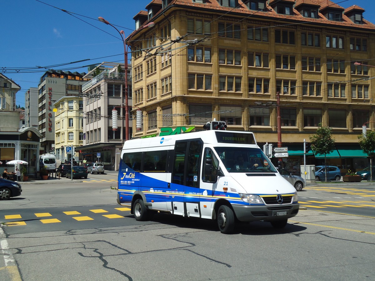 (135'019) - MobiCit�, La Chaux-de-Fonds - Nr. 21/NE 113'821 - Mercedes am 11. Juli 2011 beim Bahnhof La Chaux-de-Fonds