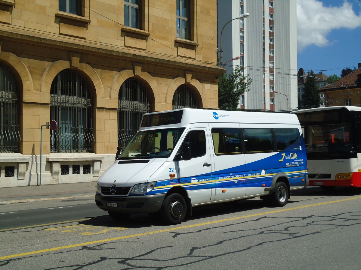 (135'020) - MobiCit�, La Chaux-de-Fonds - Nr. 22/NE 113'822 - Mercedes am 11. Juli 2011 beim Bahnhof La Chaux-de-Fonds