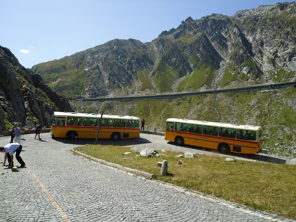 (135'711) - AVG Meiringen - Nr. 74/BE 607'481 - Saurer/R&J (ex P 24'357) + Mark, Andeer - GR 1866 - Saurer/R&J (ex PostAuto Graub�nden; ex P 24'350) am 21. August 2011 in Gotthard, Alte Tremolastrasse