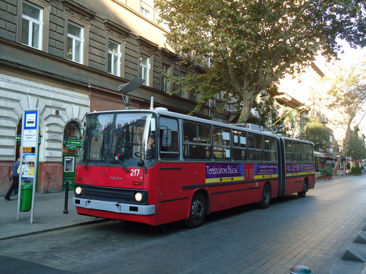 (136'274) - BKV Budapest - Nr. 217 - Ikarus Gelenktrolleybus am 3. Oktober 2011 in Budapest, M Andr�ssy �t (Opera)