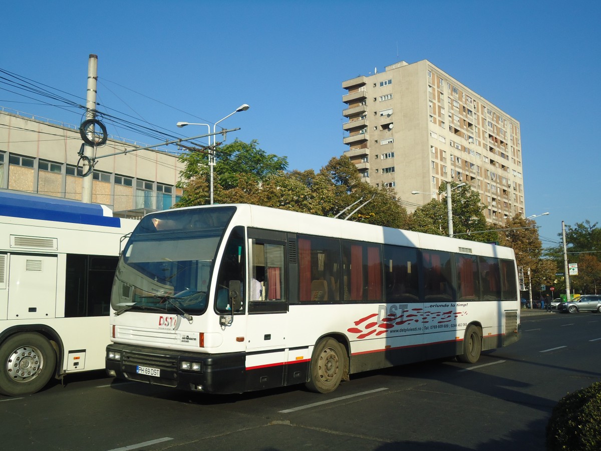 (136'398) - DST Ploiesti - PH 69 DST - Den Oudsten am 5. Oktober 2011 beim Bahnhof Ploiesti S�d