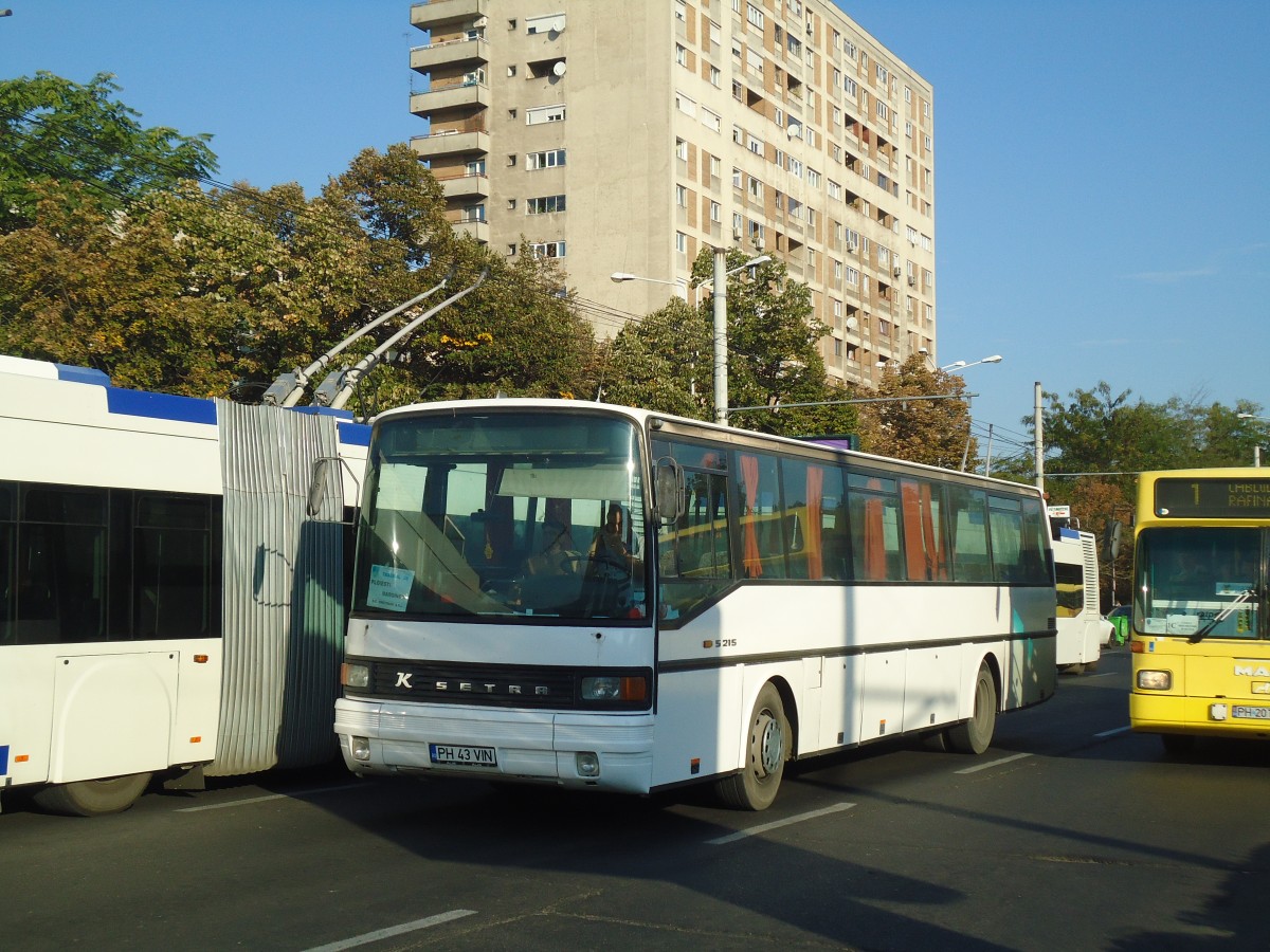 (136'401) - ??? - PH 43 VIN - Setra am 5. Oktober 2011 beim Bahnhof Ploiesti S�d