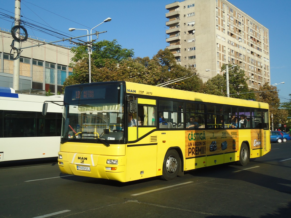 (136'407) - RATP Ploiesti - Nr. 3070/PH 09 NXJ - MAN am 5. Oktober 2011 beim Bahnhof Ploiesti S�d