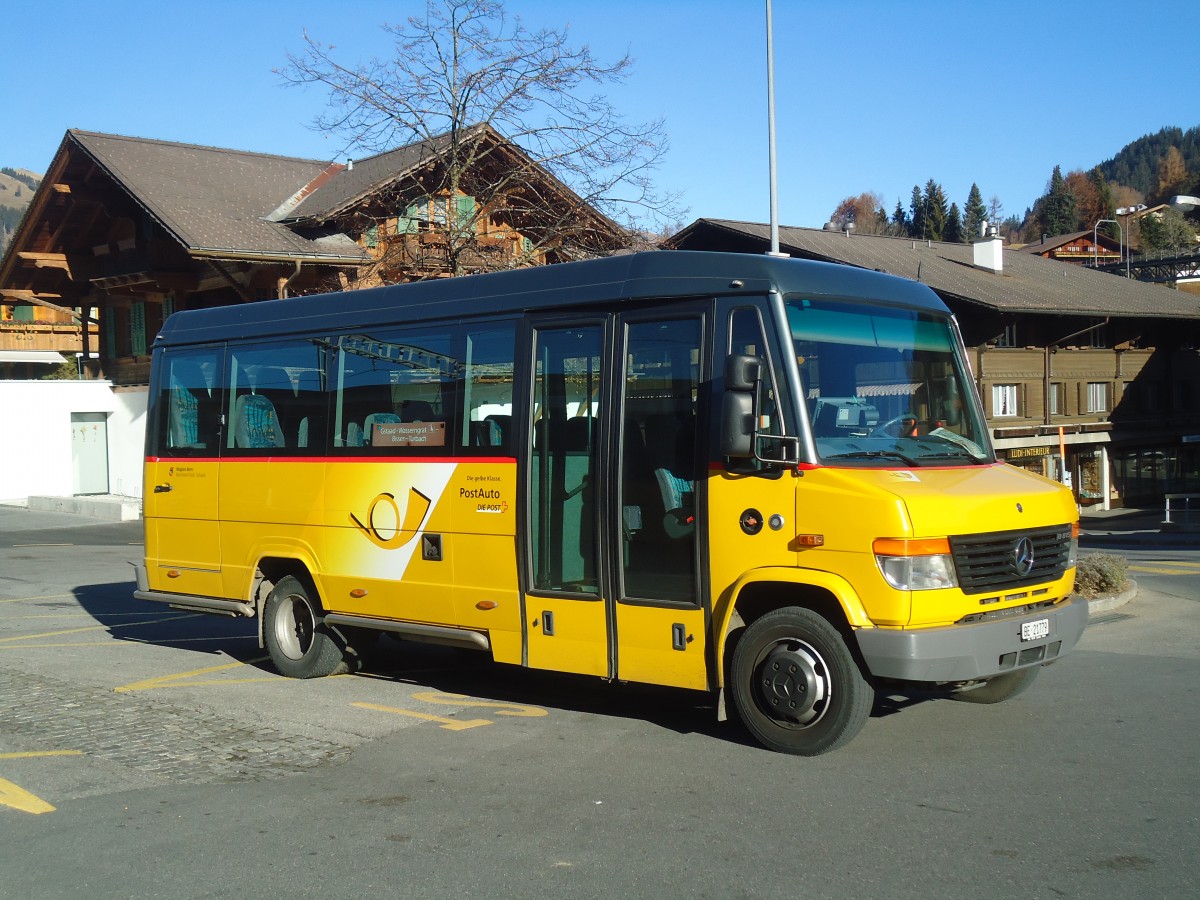 (137'005) - K�bli, Gstaad - BE 21'779 - Mercedes am 25. November 2011 beim Bahnhof Gstaad
