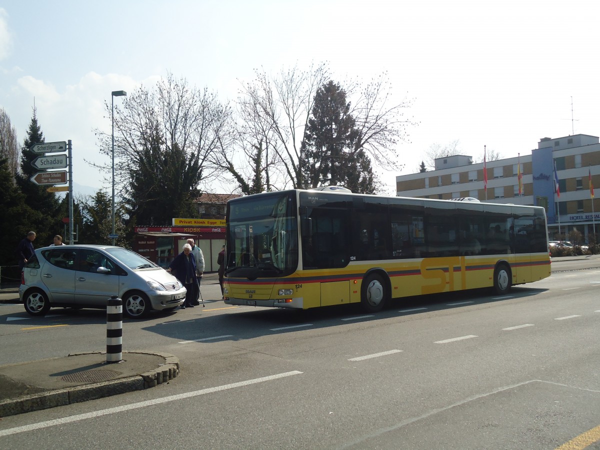 (138'402) - STI Thun - Nr. 124/BE 700'124 - MAN am 25. M�rz 2012 in Thun, Hollidaykreisel (Unfall)