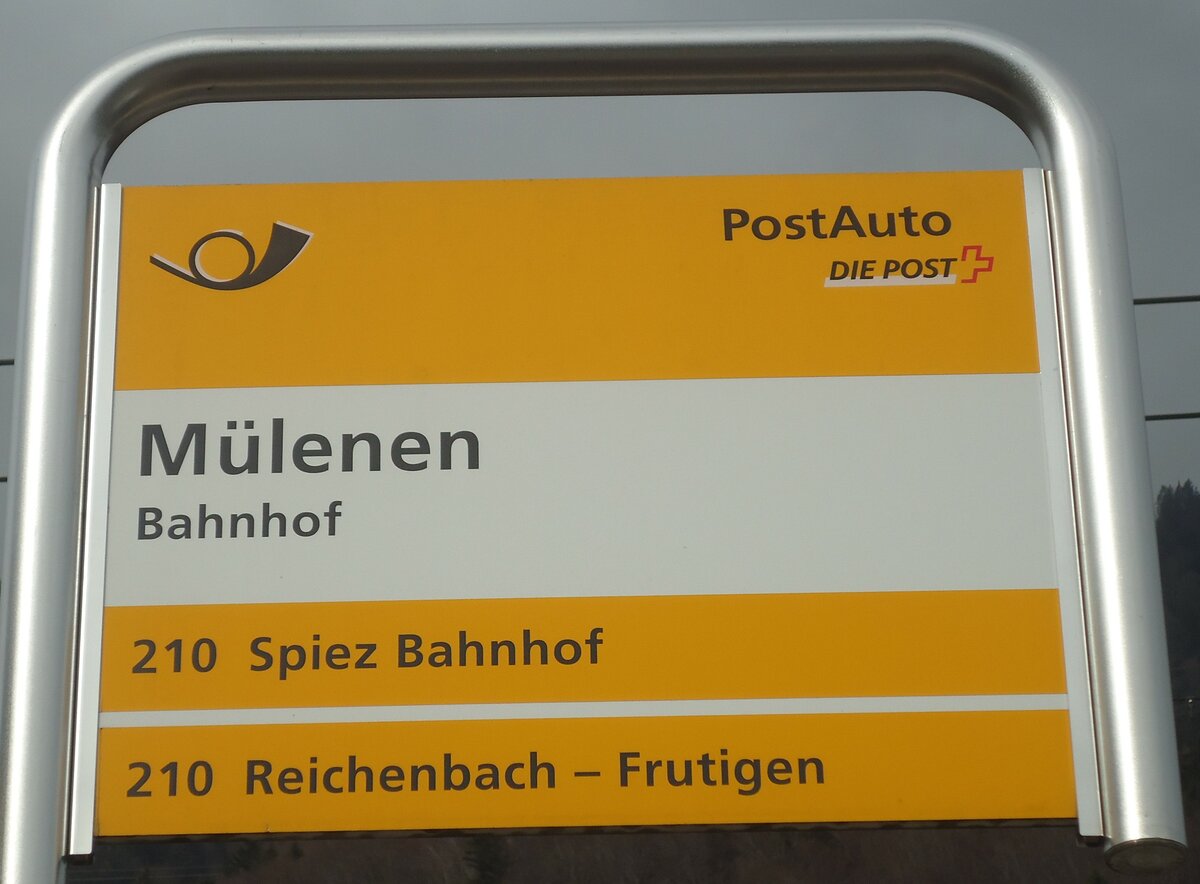 (138'433) - PostAuto-Haltestellenschild - M�lenen, Bahnhof - am 6. April 2012