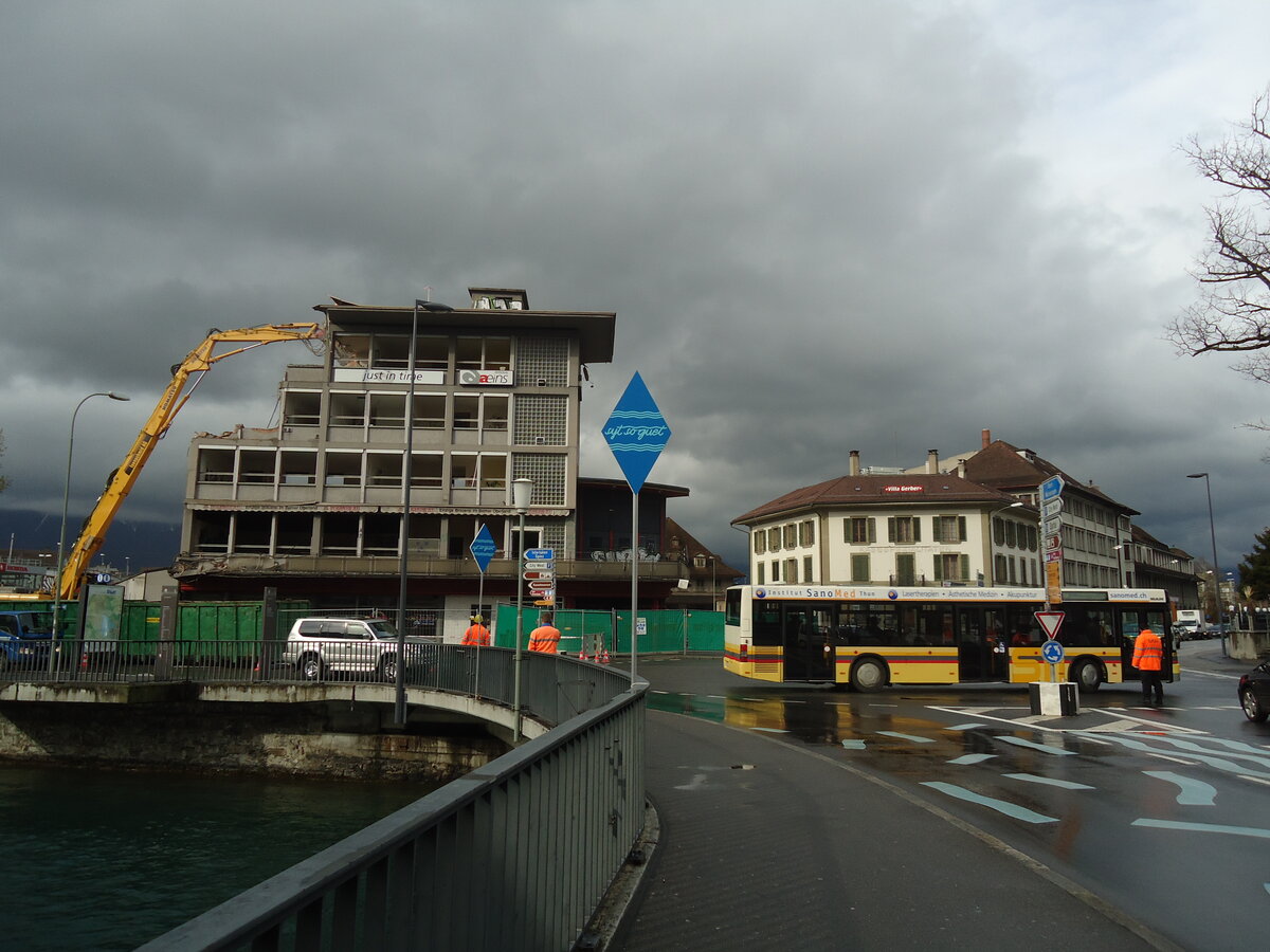 (138'547) - STI Thun - Nr. 94/BE 572'094 - MAN am 16. April 2012 in Thun, Guisanplatz (Abbruch vom Kino Rex)








