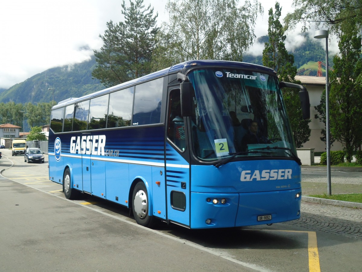 (139'399) - Gasser, Altdorf - UR 9052 - Bova am 11. Juni 2012 beim Bahnhof Fl�elen