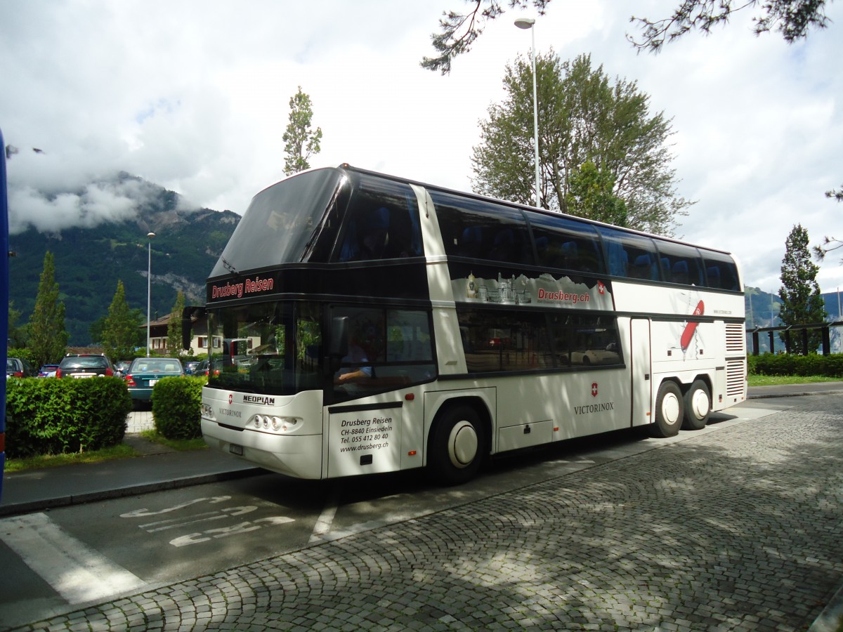 (139'407) - Schelbert, Einsiedeln - SZ 25'900 - Neoplan am 11. Juni 2012 beim Bahnhof Fl�elen