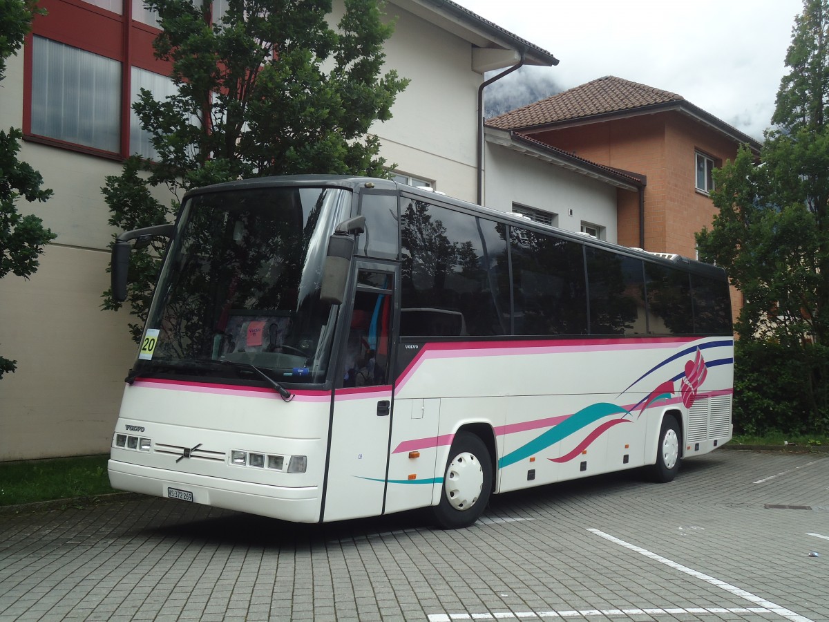 (139'412) - Alpes Tours Nicevic, Sion - VS 372'269 - Volvo/Dr�gm�ller (ex Gloor, Veltheim) am 2. Juni 2012 beim Bahnhof Fl�elen