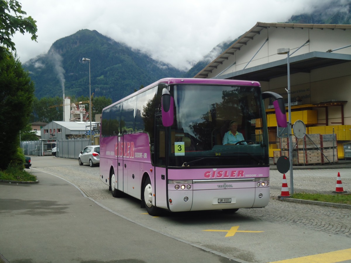 (139'416) - Gisler, Seedorf - UR 9331 - Van Hool am 11. Juni 2012 beim Bahnhof Fl�elen
