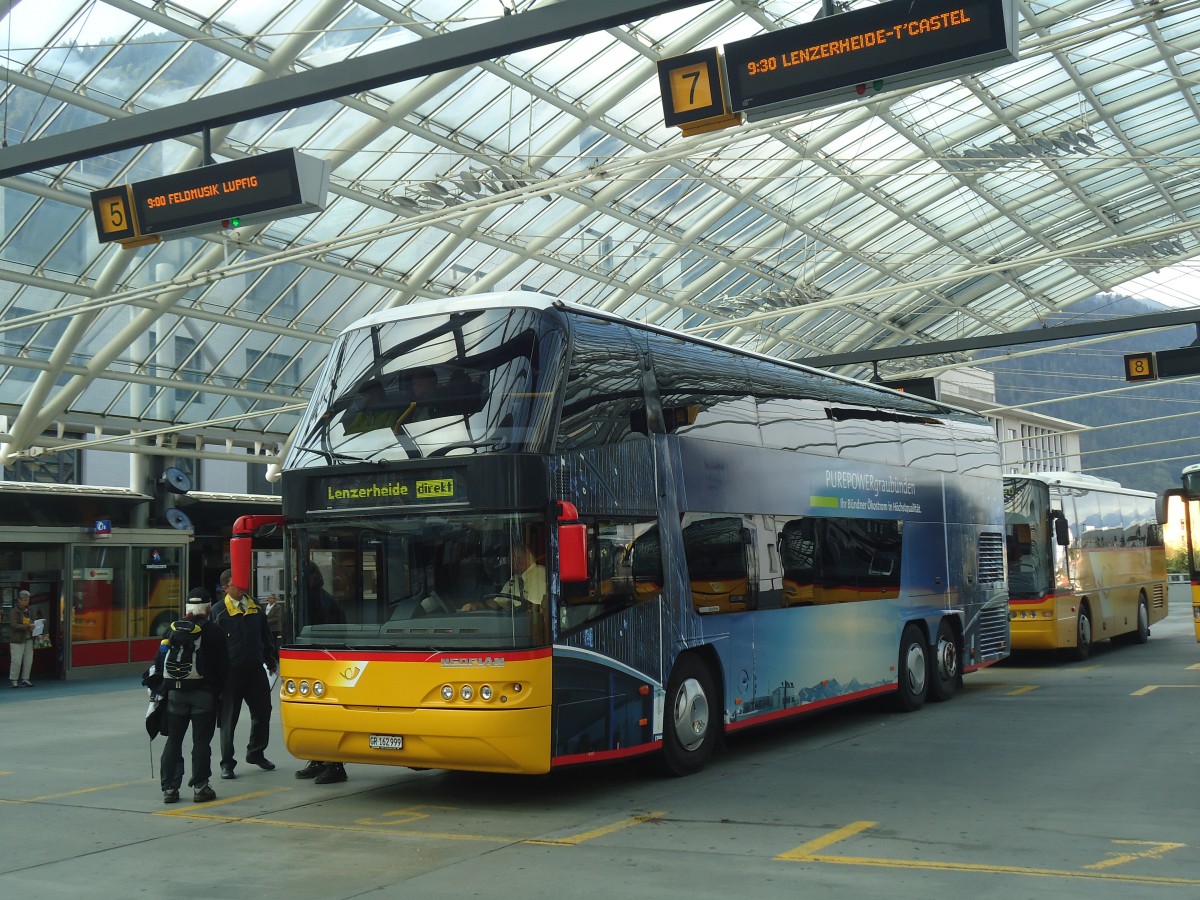 (141'581) - PostAuto Graub�nden - GR 162'999 - Neoplan am 15. September 2012 in Chur, Postautostation