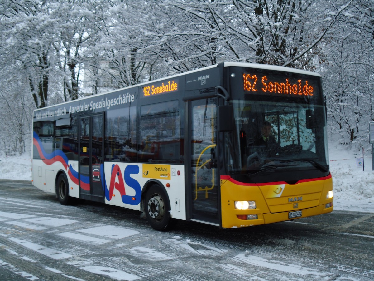 (142'325) - Lengacher, M�nsingen - Nr. 6/BE 382'422 - MAN/G�ppel am 8. Dezember 2012 beim Bahnhof M�nsingen (prov. Haltestelle)
