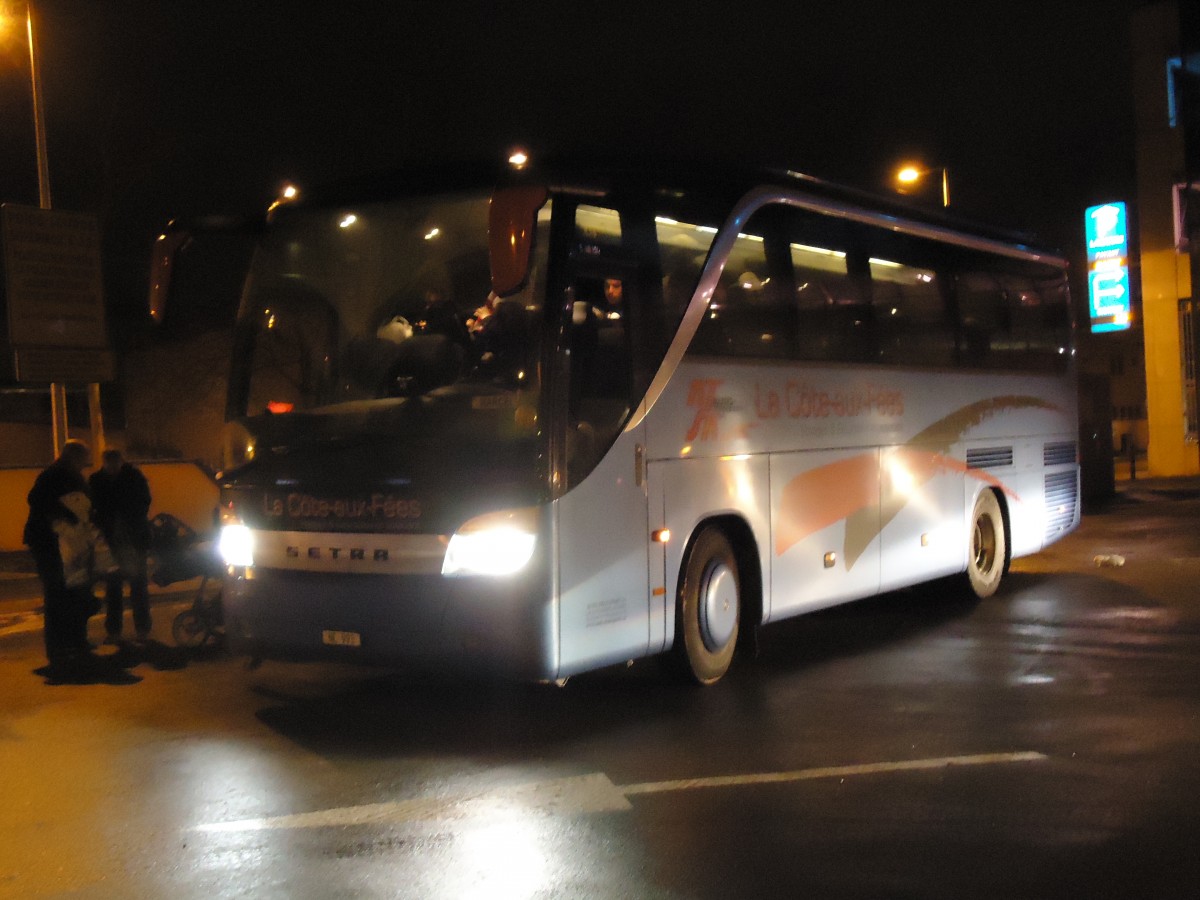 (142'425) - Aus der Schweiz: Auto-Transports, La C�te-aux-F�es - NE 993 - Setra am 8. Dezember 2012 in Colmar, Place Lacarre