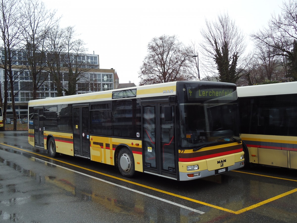 (142'560) - STI Thun - Nr. 77/BE 274'177 - MAN am 18. Dezember 2012 bei der Schiffl�ndte Thun