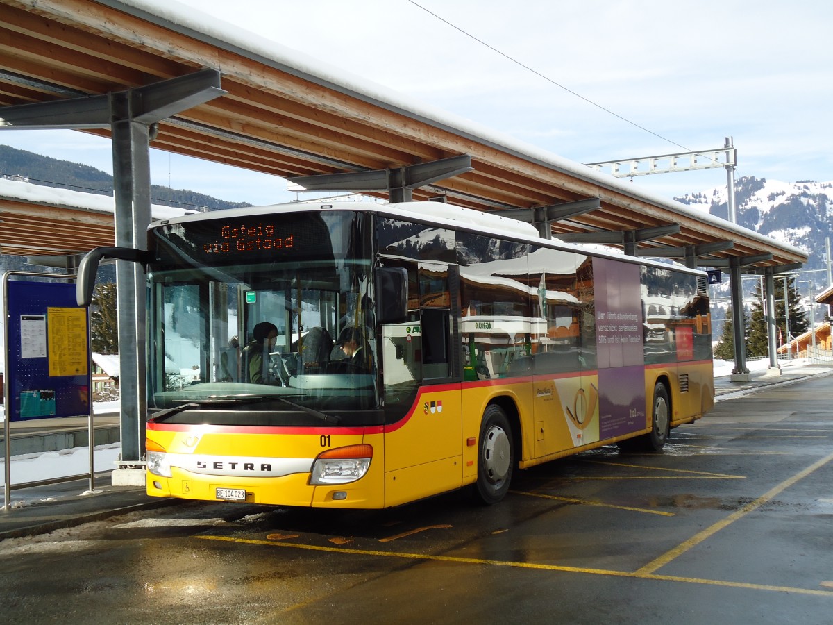 (143'059) - K�bli, Gstaad - Nr. 1/BE 104'023 - Setra am 20. Januar 2013 beim Bahnhof Gstaad
