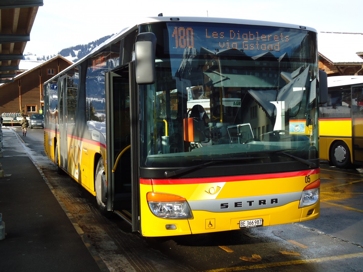 (143'073) - K�bli, Gstaad - Nr. 5/BE 366'987 - Setra am 20. Januar 2013 beim Bahnhof Gstaad