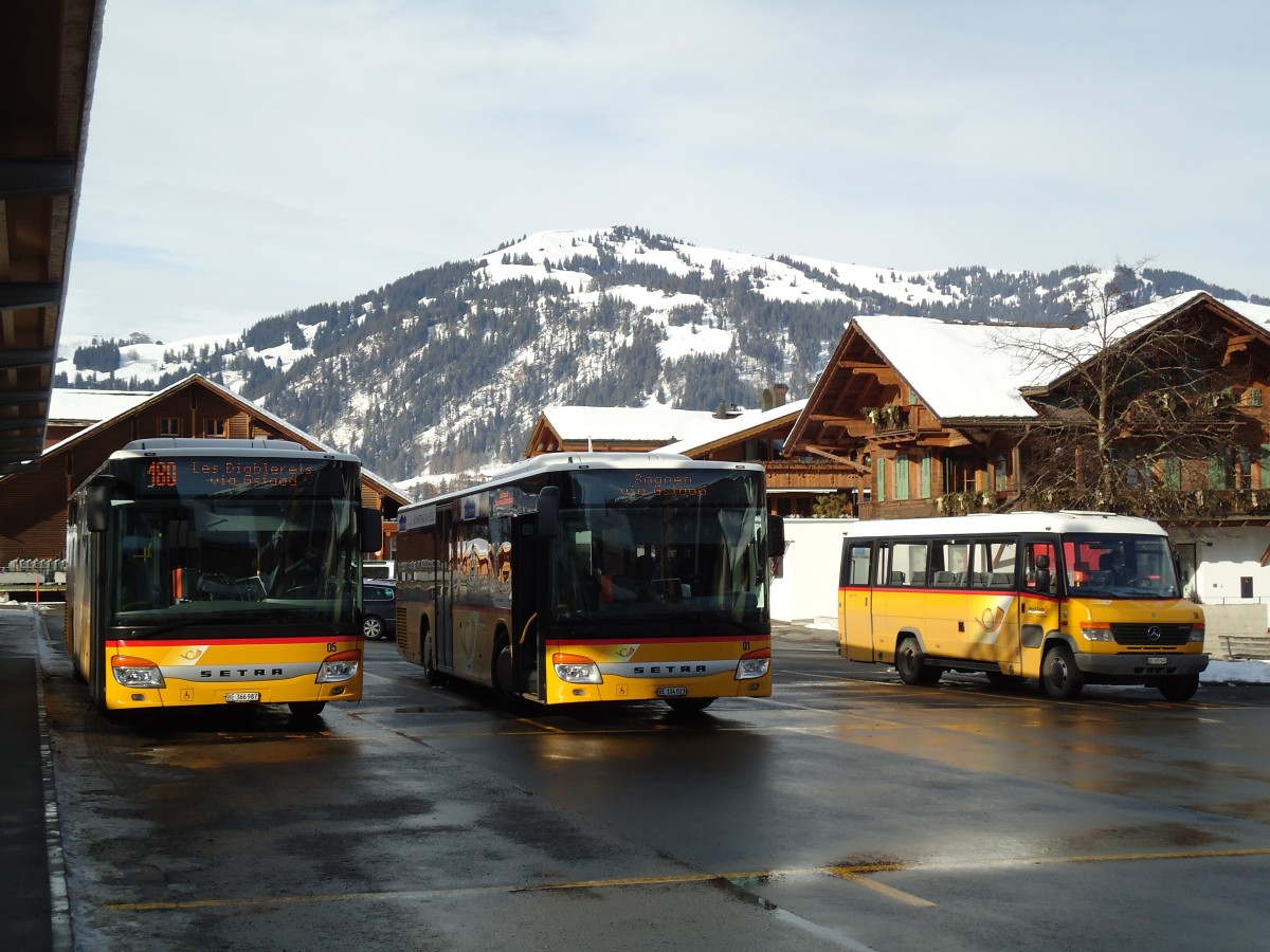 (143'077) - K�bli, Gstaad - Nr. 5/BE 366'987 + Nr. 1/BE 104'023 - Setra + Nr. 8/BE 305'545 - Mercedes am 20. Januar 2013 beim Bahnhof Gstaad