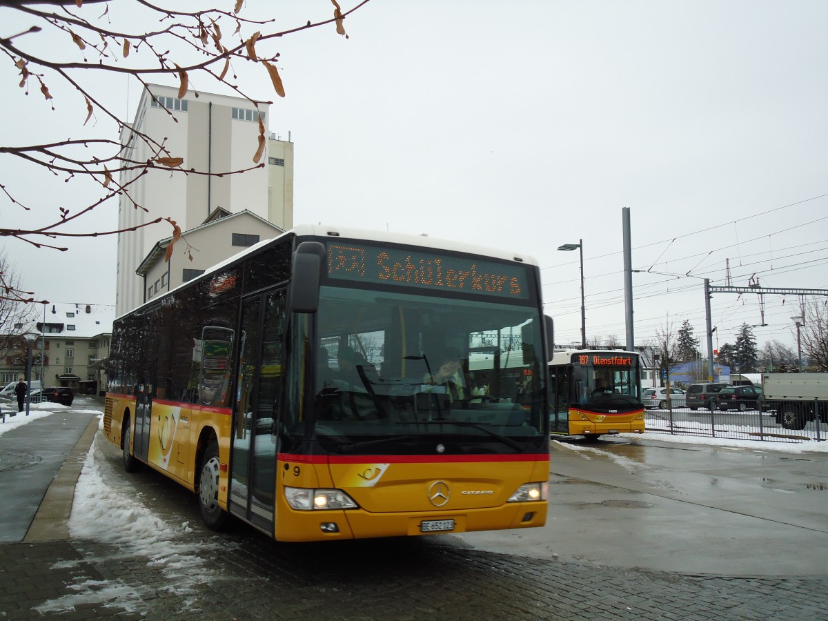 (143'106) - Klopfstein, Laupen - Nr. 9/BE 652'123 - Mercedes am 21. Januar 2013 beim Bahnhof D�dingen