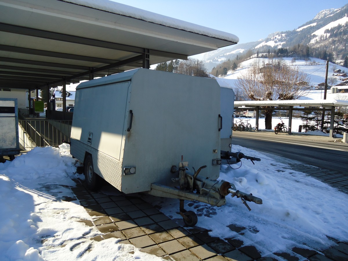 (143'205) - Spring, Schwenden - BE 188'366 - Zbinden Gep�ckanh�nger am 17. Februar 2013 beim Bahnhof Oey-Diemtigen
