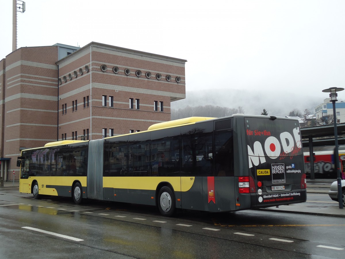 (143'504) - STI Thun - Nr. 143/BE 801'143 - MAN am 18. M�rz 2013 beim Bahnhof Spiez