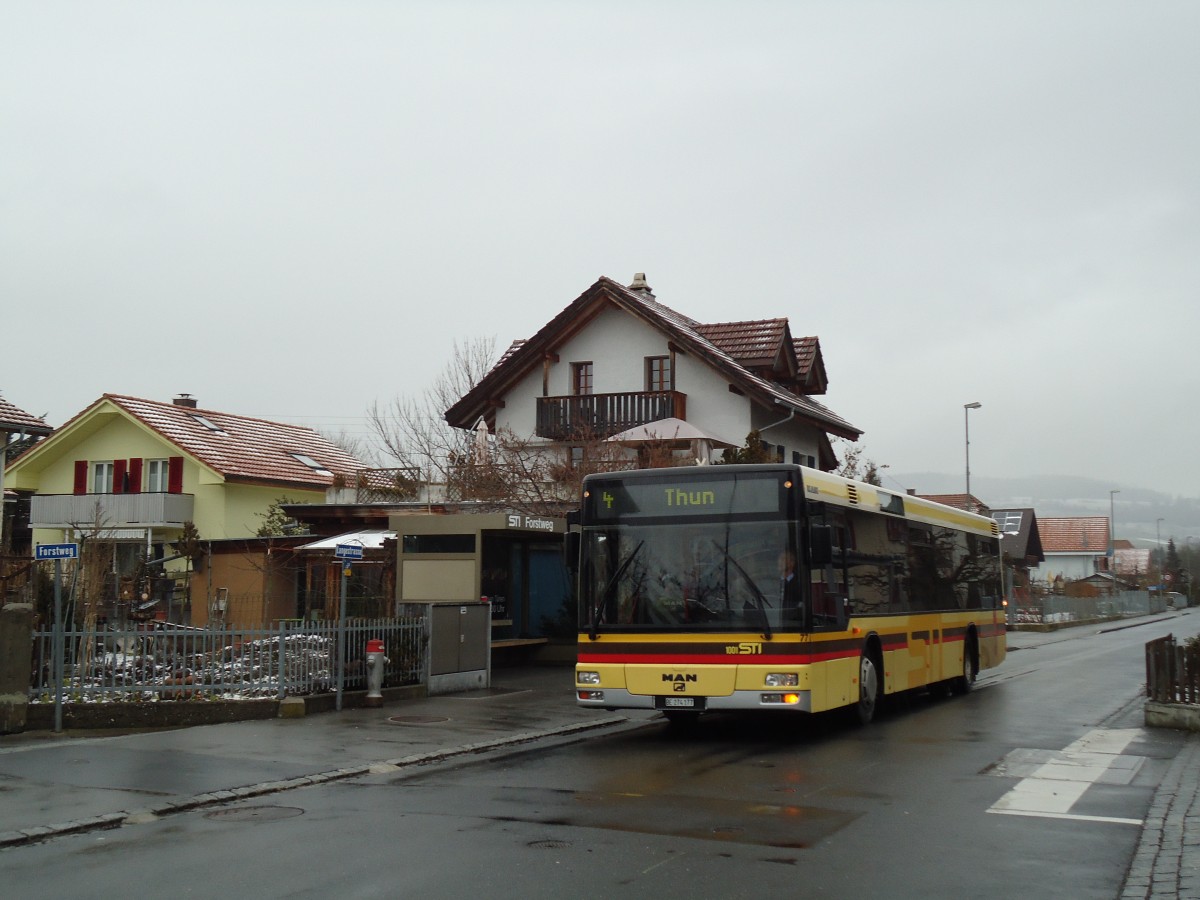 (143'505) - STI Thun - Nr. 77/BE 274'177 - MAN am 18. M�rz 2013 in Thun-Lerchenfeld, Forstweg