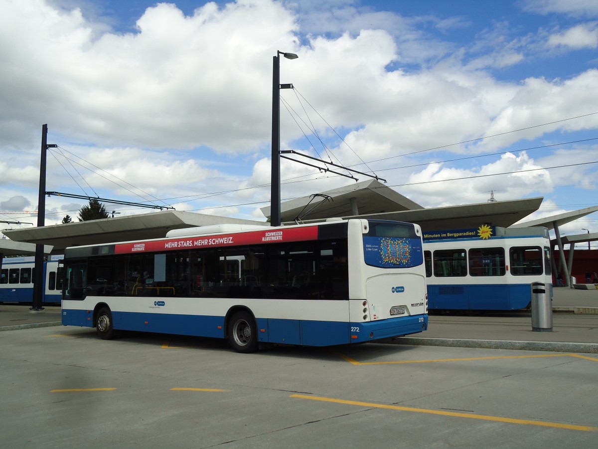 (144'416) - VBZ Z�rich - Nr. 272/ZH 726'272 - Neoplan am 20. Mai 2013 beim Bahnhof Z�rich-Stettbach